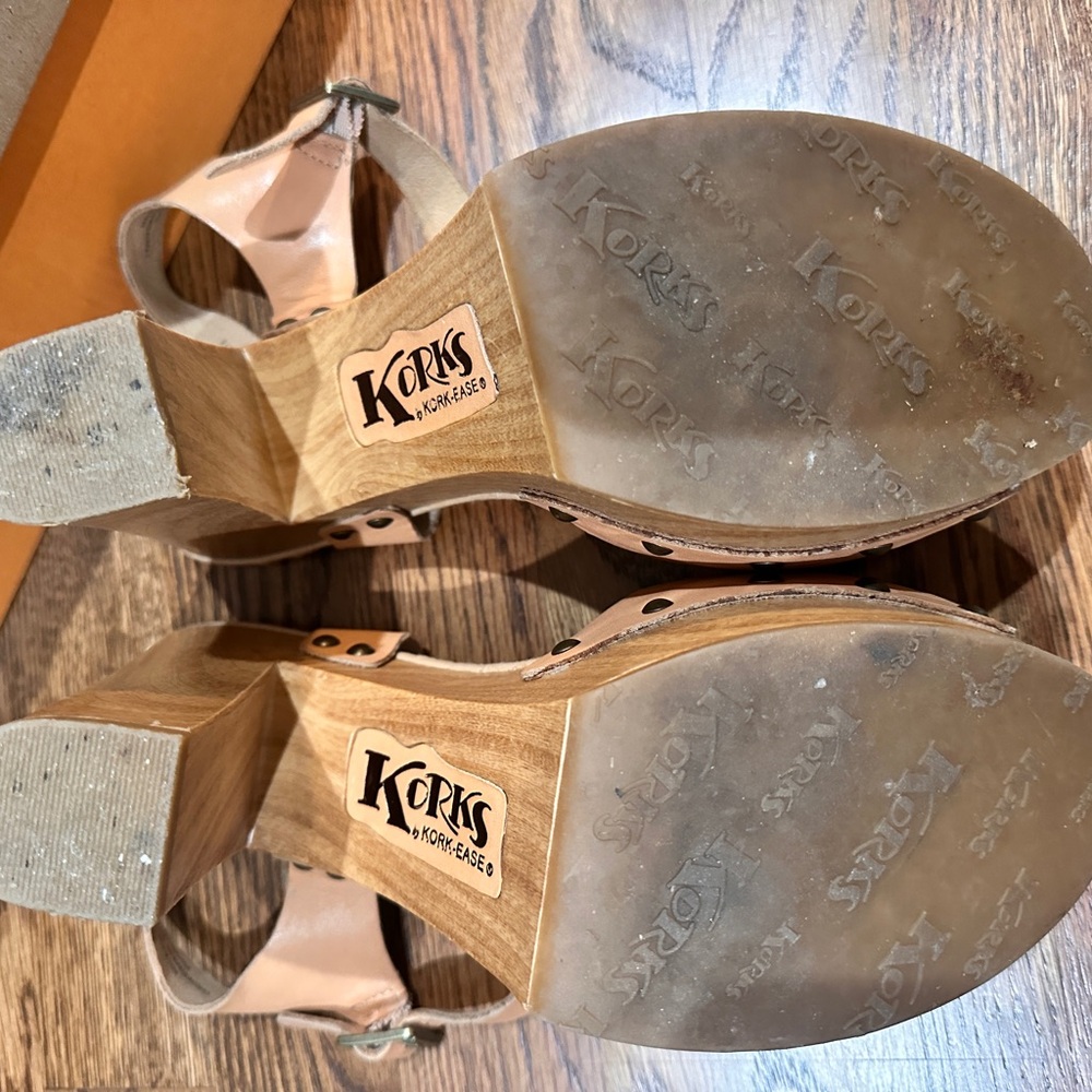 Kork-Ease Women's Aralyn Natural Sandals with Floral Detail - Picture 4 of 6